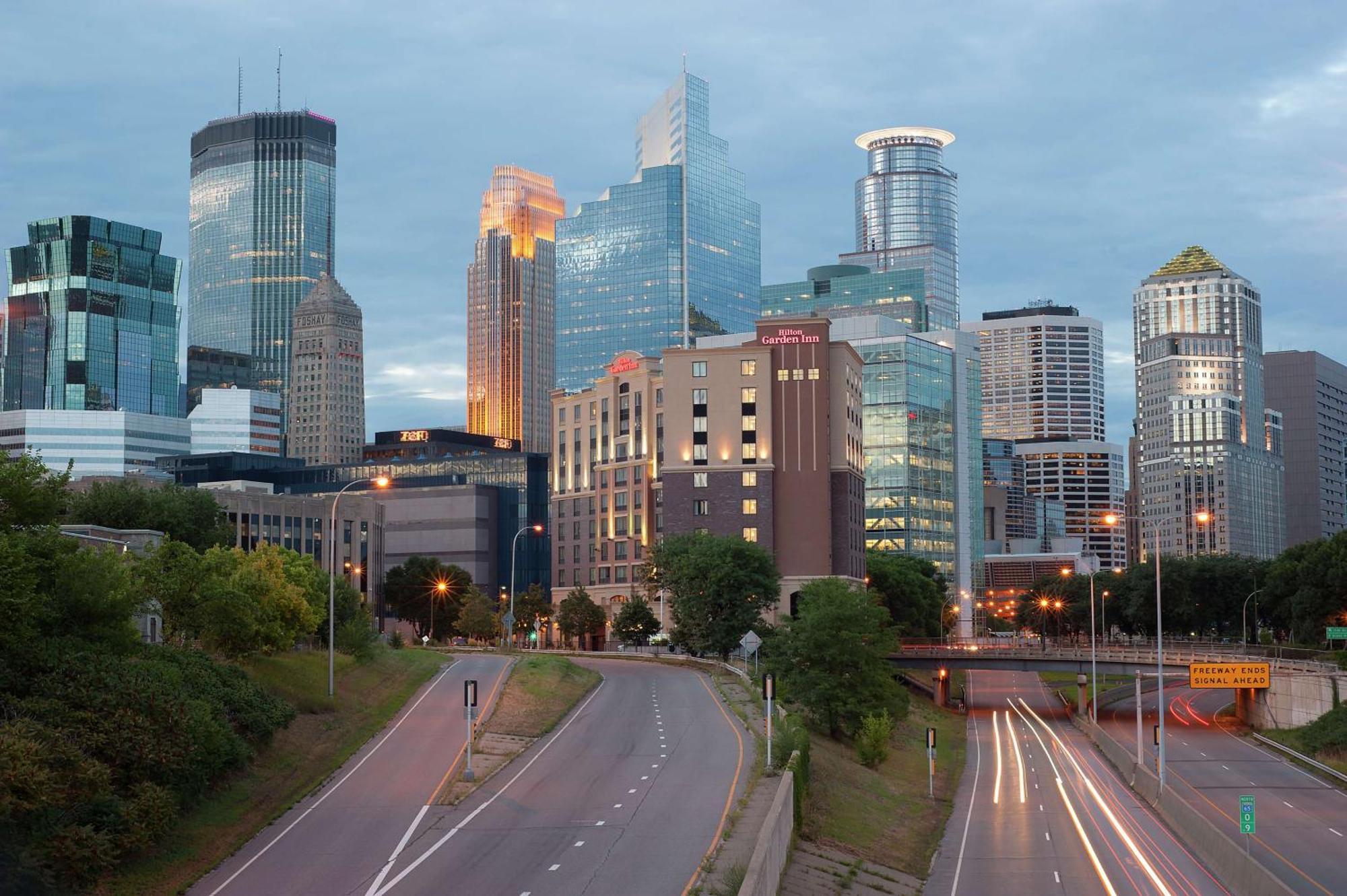 Hilton Garden Inn Minneapolis Downtown Exterior photo